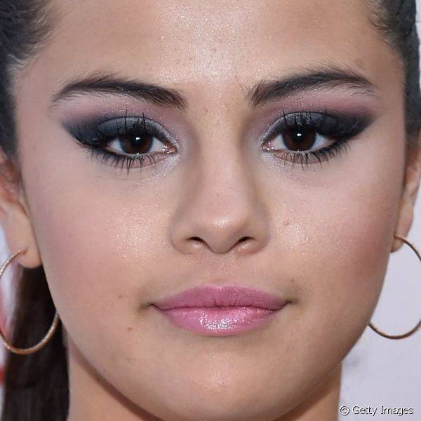 Selena Gomez mostrou sua criatividade ao destacar os olhos com sombra roxa com puxadinho para o canto externo para conferir a premi?re do filme 